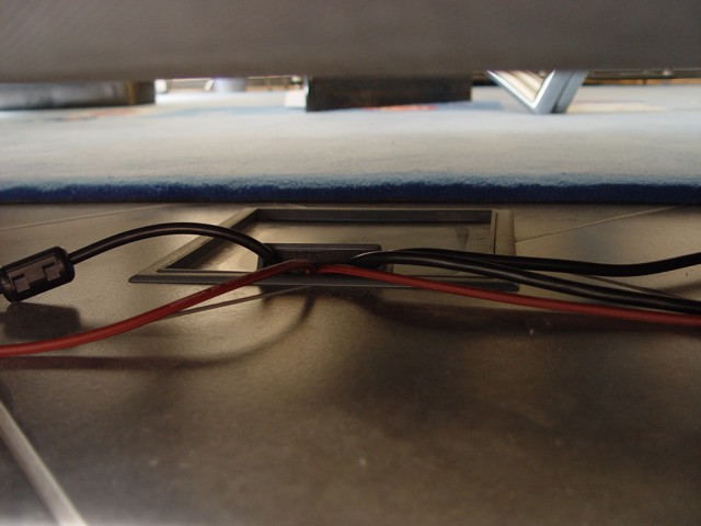 Bodentank für die Signal- und Strom- Versorgung der Subwoofer neben dem Sofa